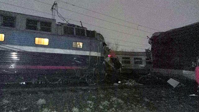 Поезд Москва-Брест на выезде из столицы России столкнулся с пригородной электричкой